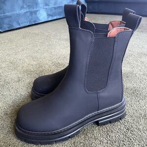 Chelsea boots. Black. Size 7